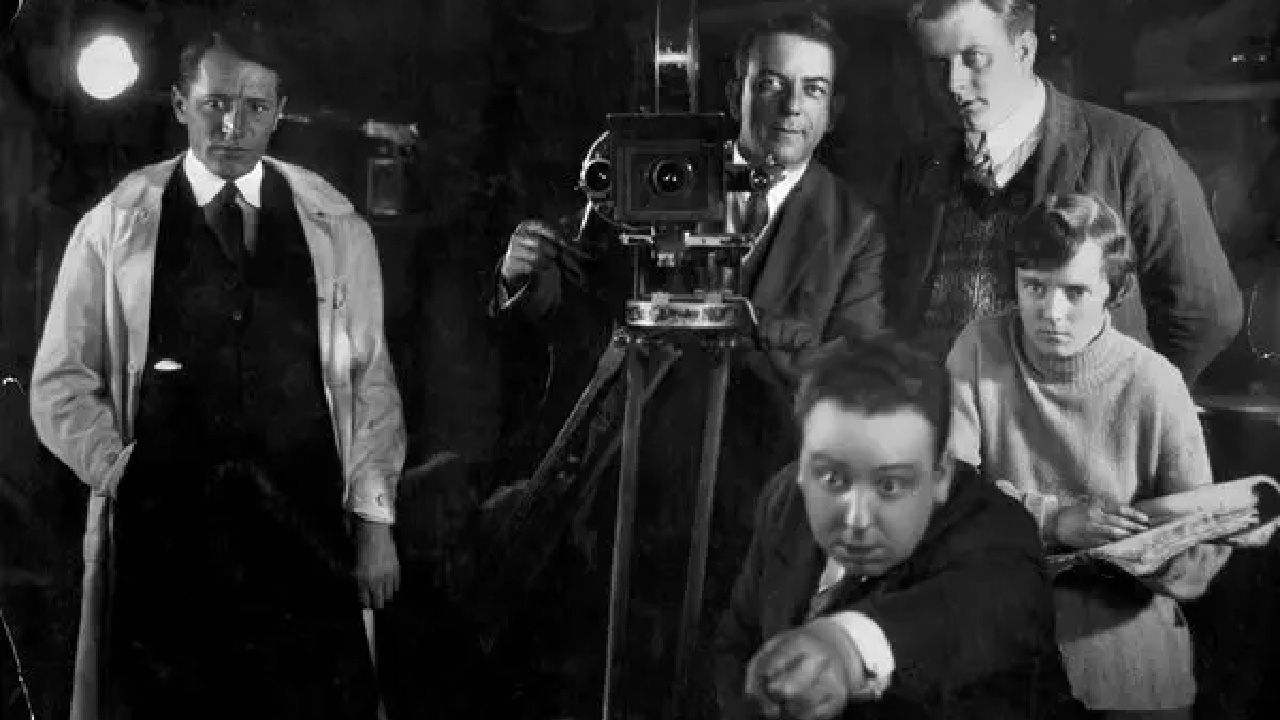 Alfred Hitchcok dirigindo um de seus primeiros filmes.