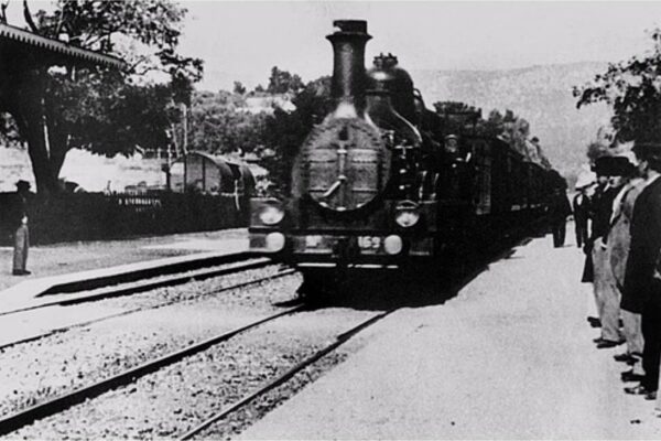 a chegada do trem na estação