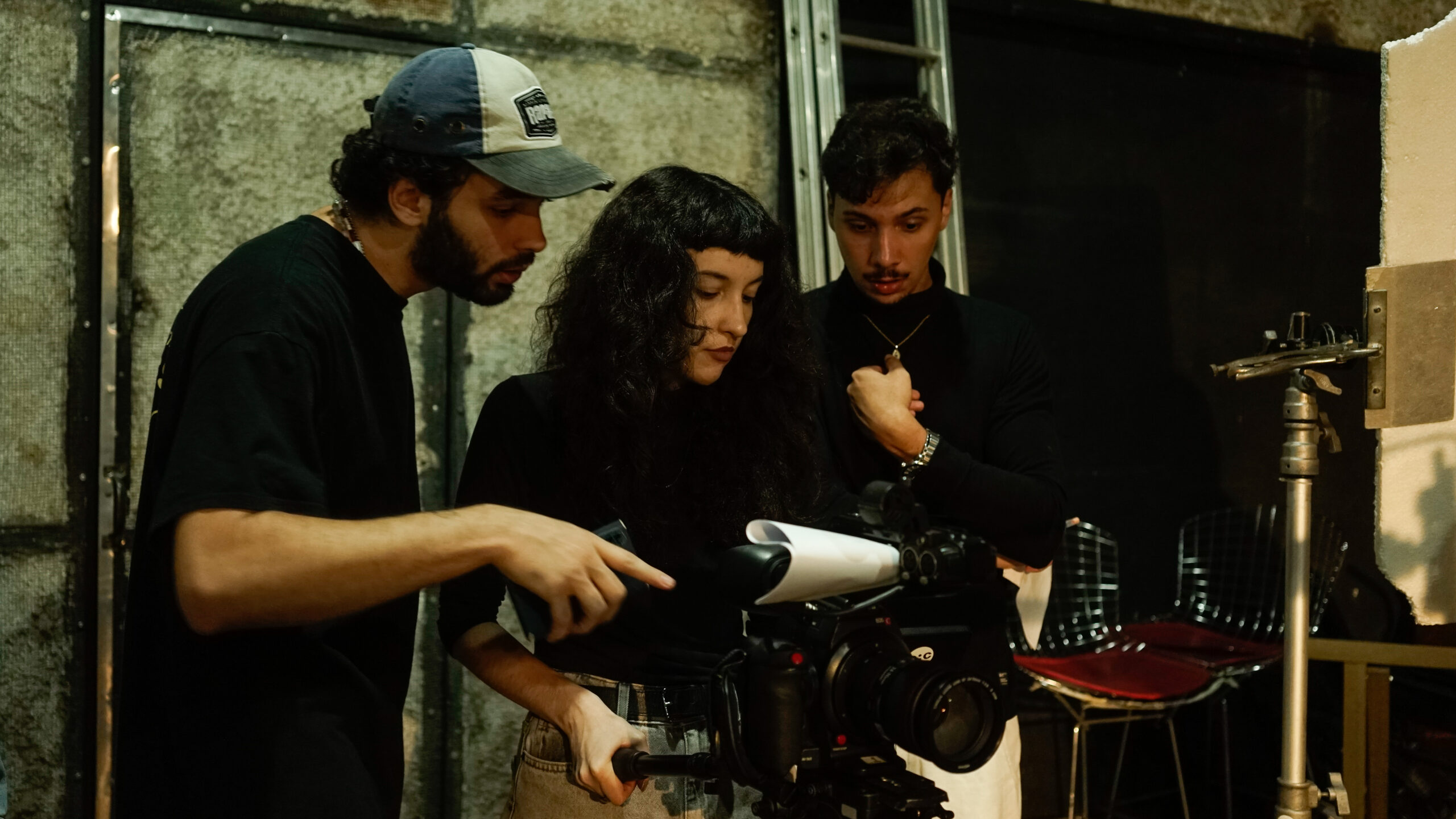 O que o mercado exige: prática de set ou diploma?